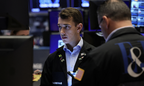 Chứng khoán Mỹ giảm điểm vì giá dầu bất ngờ tăng 6%