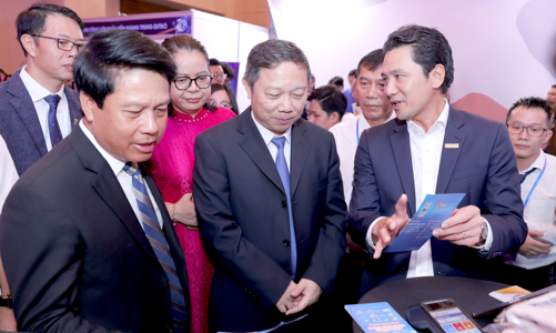 Đẩy mạnh dịch vụ công và thanh toán không tiền mặt