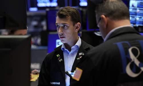 Chứng khoán Mỹ lại bán tháo dù số liệu GDP tốt hơn dự báo, giá dầu sụt hơn 2%