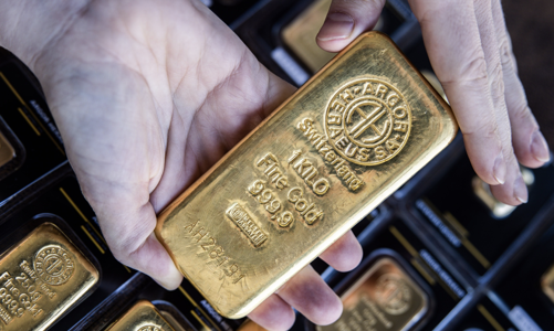 Vàng đương đầu áp lực mất giá khi Fed phát tín hiệu giữ lãi suất cao hơn lâu hơn