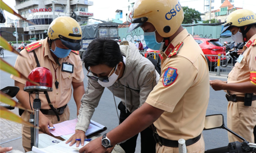 Khi tham gia giao thông, người dân sẽ không phải mang theo giấy tờ xe đã tích hợp vào tài khoản định danh, thẻ căn cước