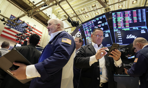 Chứng khoán Mỹ giảm điểm trong lúc chờ báo cáo lạm phát, giá dầu tăng hơn 1%