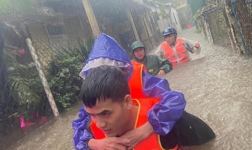 Tình quân - dân trong mưa lũ