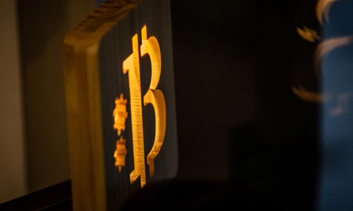 Giá bitcoin lên gần 38.000 USD nhờ hy vọng về quỹ ETF, lãi suất