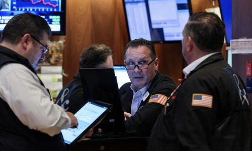 Chứng khoán Mỹ giữ đà tăng nhờ lạm phát suy yếu, giá dầu lao dốc vì lượng tồn kho lớn