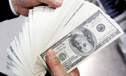 Đang là “vua”, vì sao đồng USD rớt xuống đáy 6 tháng?