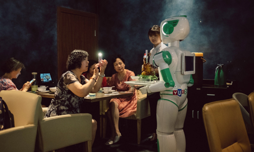 Robot do Trung Quốc sản xuất đang phục vụ toàn thế giới