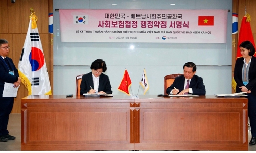 Việt Nam - Hàn Quốc ký Thỏa thuận triển khai Hiệp định về bảo hiểm xã hội