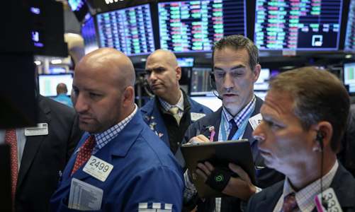 Chứng khoán Mỹ xanh sau 3 phiên giảm liên tiếp, giá dầu vẫn dưới mốc 70 USD/thùng