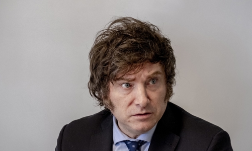 Vừa lên cầm quyền, Tổng thống Argentina đã phá giá đồng tiền một nửa