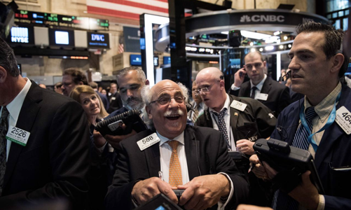 Sau cuộc họp Fed: Dow Jones vượt 37.000 điểm lần đầu tiên trong lịch sử, giá dầu bật tăng