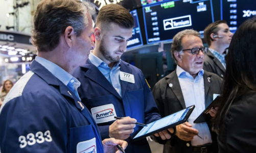 Dow Jones tăng 9 phiên liên tiếp, giá dầu giữ đà đi lên vì tin từ Biển Đỏ