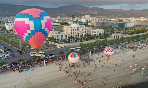 Mùa lễ hội sôi động tại tâm điểm du lịch mới của Vịnh Bắc Bộ