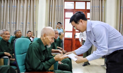 Chủ tịch nước ký quyết định tặng quà cho người có công dịp Tết 