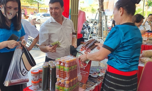 Nếm thử sản phẩm OCOP độc đáo của người dân tộc Thái