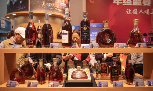 Hết xe điện đến rượu, căng thẳng thương mại Trung Quốc -châu Âu leo thang