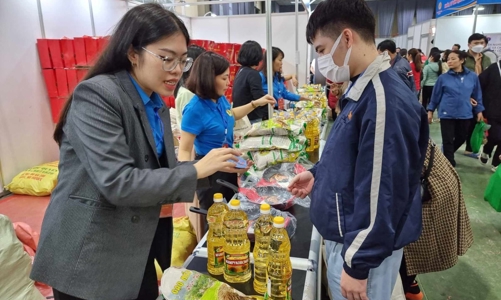 Nhiều hàng hóa được bán giá ưu đãi cho công nhân tại Chợ Tết Công đoàn 2024 