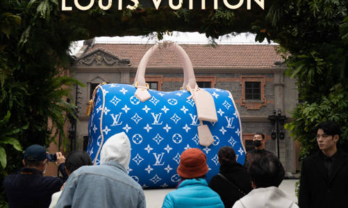 Kinh tế ảm đạm, người dân Trung Quốc vẫn mạnh tay mua hàng xa xỉ