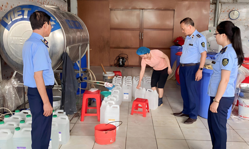 Cơ quan thuế siết quản lý, ngăn tình trạng bán rượu thủ công không dán tem điện tử