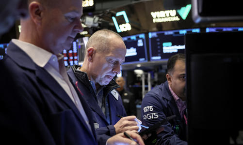 Chứng khoán Mỹ lập kỷ lục mới nhờ lạc quan kinh tế, giá dầu tăng sau tin Gaza