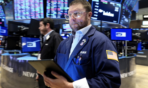 S&P 500 vượt 5.000 điểm lần đầu tiên trong lịch sử, giá dầu tăng liền 4 phiên, vàng nhích nhẹ