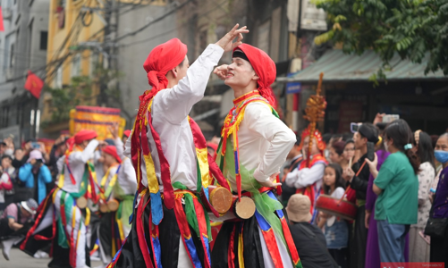 [Phóng sự ảnh]: Về Triều Khúc xem trai làng múa điệu trống bồng