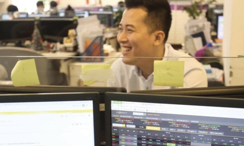 Nhà đầu tư cá nhân tung tiền gom ròng gần 2.900 tỷ trong tuần qua