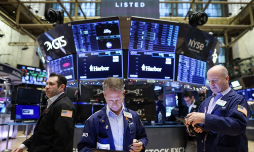 Chứng khoán Mỹ giảm điểm, giá dầu tăng hơn 1%, bitcoin lên gần 55.000 USD