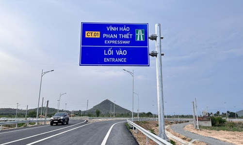 Cao tốc khai thác gần 1 năm, nhà thầu vẫn chưa hoàn trả xong đường dân sinh