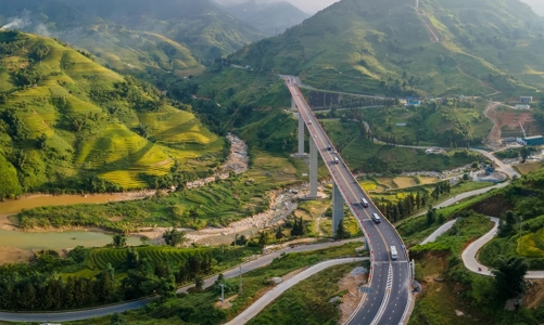 Vì sao doanh nghiệp phải tạm dùng thu phí BOT đường nối cao tốc Nội Bài - Lào Cai? 