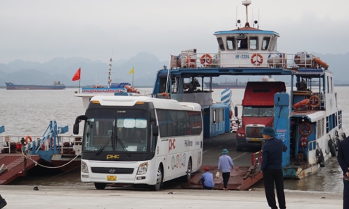 Hải Phòng thuê thêm phà chở khách qua bến Đồng Bài – Cái Viềng