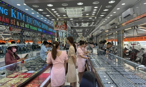 Kiểm tra tiệm vàng lớn nhất thành phố Long Xuyên có dấu hiệu vi phạm kinh doanh 