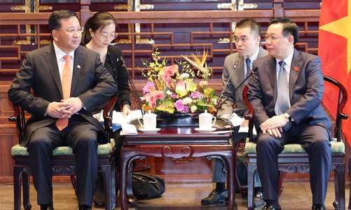 Chủ tịch Quốc hội Vương Đình Huệ tiếp lãnh đạo một số Tập đoàn hàng đầu của Trung Quốc