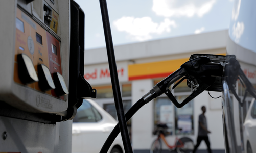 Giá xăng dầu tăng mạnh đe doạ kinh tế Mỹ