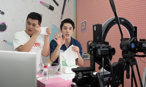 “Đổ xô” làm mẫu livestream: Việc nhẹ nhưng lương còn cao?