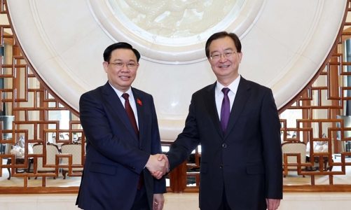 Chủ tịch Quốc hội Vương Đình Huệ tiếp Bí thư Tỉnh ủy Vân Nam (Trung Quốc)