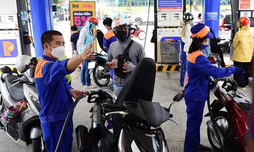 Giá xăng dầu biến động ngay sau kỳ nghỉ lễ, xăng RON95-III tiến sát mốc 25.000 đồng/lít