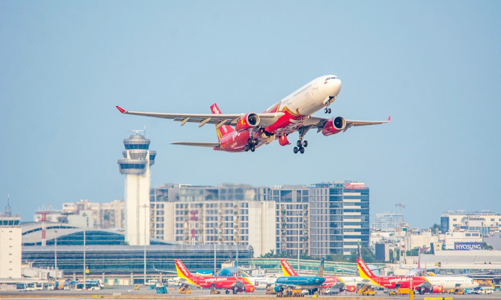 Nghỉ lễ dài ngày, khách mua vé máy bay tăng cao