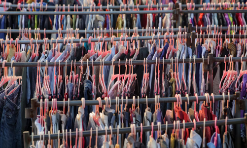 Thời trang bán lại: Cách Gen Z thực hành tiết kiệm thời bão giá