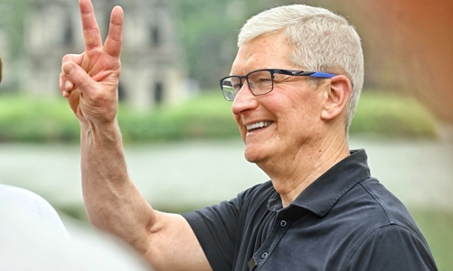 Apple CEO Tim Cook Visits Vietnam, Hinting at Growth Plans