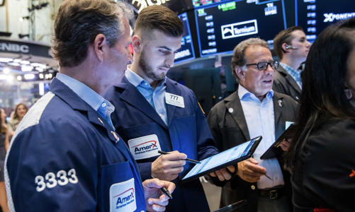 Chứng khoán Mỹ tiếp tục trượt dốc, giá dầu giảm tuần này dù Trung Đông “tăng nhiệt”