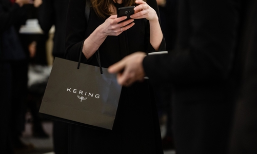Lợi nhuận tụt dốc, đế chế xa xỉ Kering đối mặt với khủng hoảng