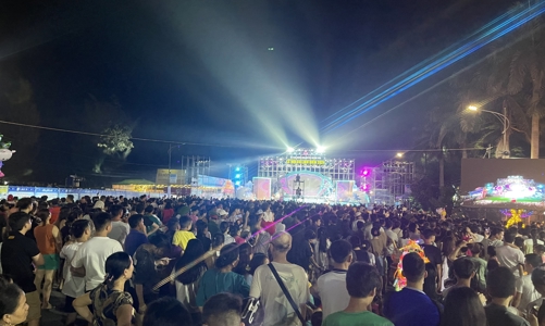 Hàng nghìn du khách đổ về Hải Tiến trong đêm khai hội biển