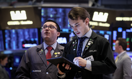 Chứng khoán Mỹ xanh rực sau báo cáo việc làm, giá dầu giảm 7% tuần này