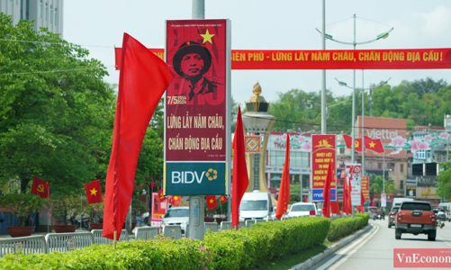 [Phóng sự ảnh]: Điện Biên Phủ tưng bừng cờ hoa, tấp nập du khách trước ngày đại lễ