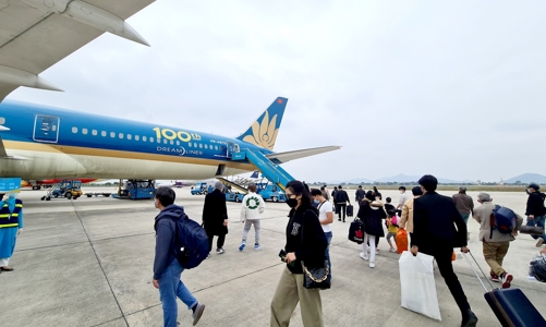 Sát “giờ G”: Hết sạch vé máy bay đi Điện Biên