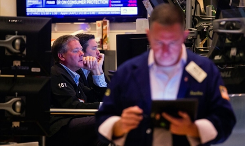Chứng khoán Mỹ “xanh” nhờ hy vọng lãi suất, giá dầu tăng trong lúc chờ tin Trung Đông