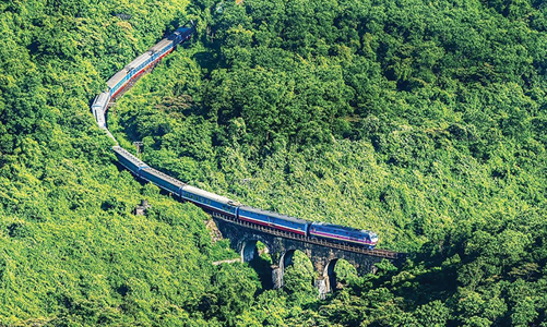 Giá vé máy bay “cao vút”: Du lịch dịch chuyển hướng