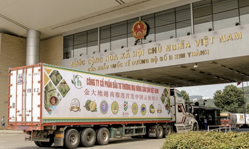 Các cửa khẩu Việt Nam - Trung Quốc kéo dài thời gian làm việc, tạo thuận lợi cho xuất khẩu nông sản 