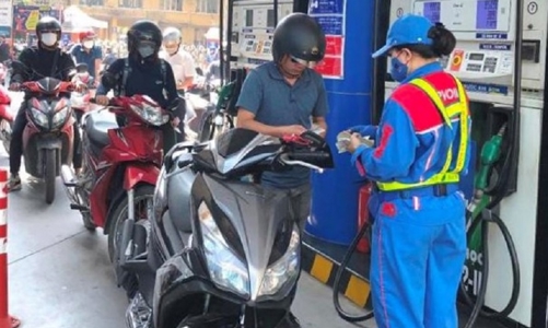 Tăng giá xăng, giảm giá dầu